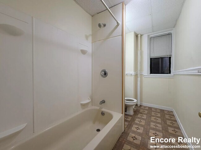 Building Photo - 364 Riverway