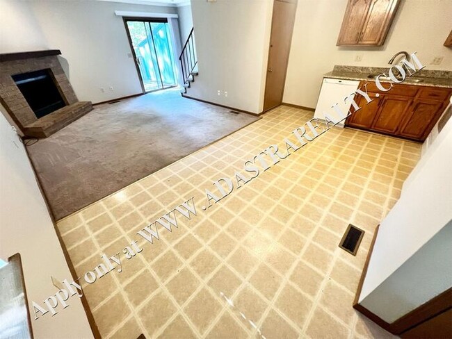 Building Photo - Spacious Duplex in Lee's Summit-Available ...