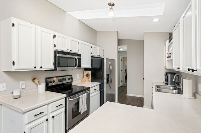 Building Photo - 3 bd, 2 bathroom, 2 car garage two level end unit town home