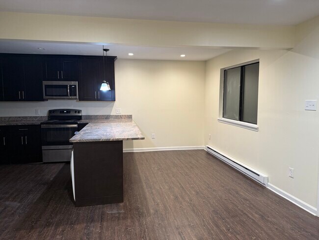 Building Photo - 350 Crewe Ct