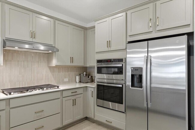 Building Photo - 158 Lake Shore Dr