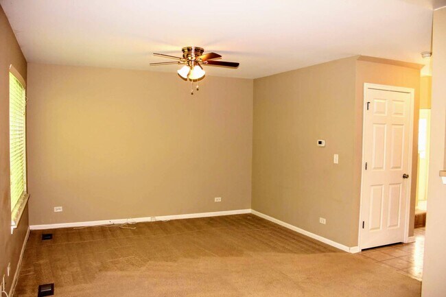 Building Photo - Beautiful Townhome for rent in Lakemoor!