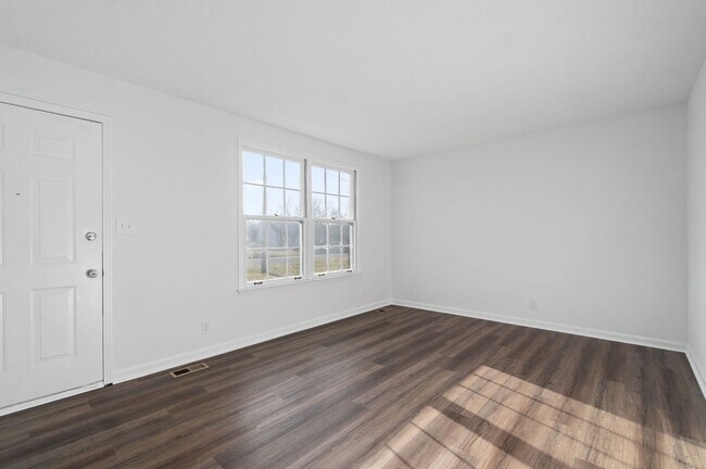 Building Photo - 3 Bedroom Dog Friendly Home For Rent!