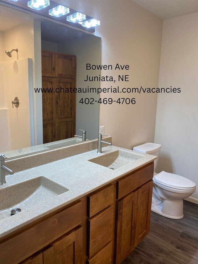 Building Photo - 600 N Bowen Ave