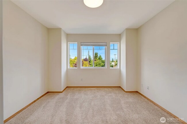 Building Photo - Beautifully Updated 3-Bedroom Townhome with Garage in Prime Lynnwood Location