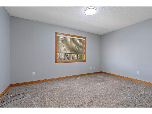 Building Photo - 1735 Walnut Ln