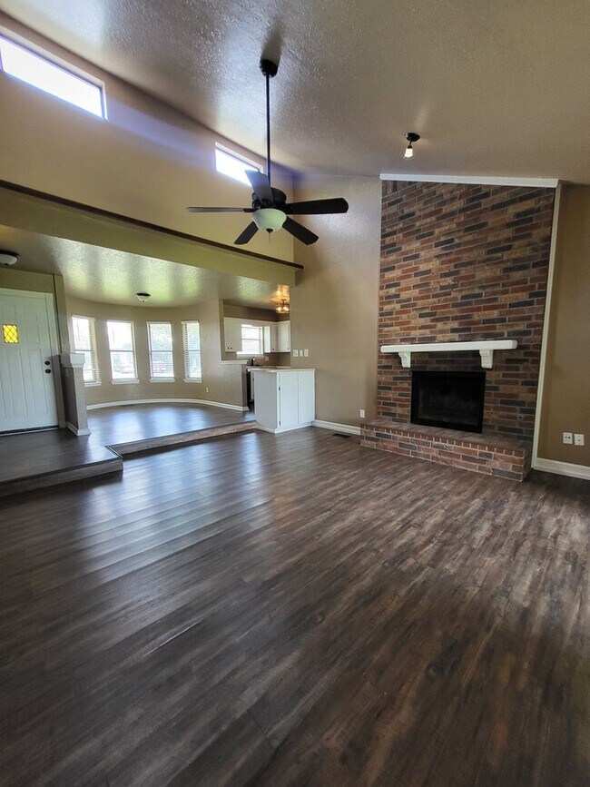 Building Photo - 2008 Grassland Dr