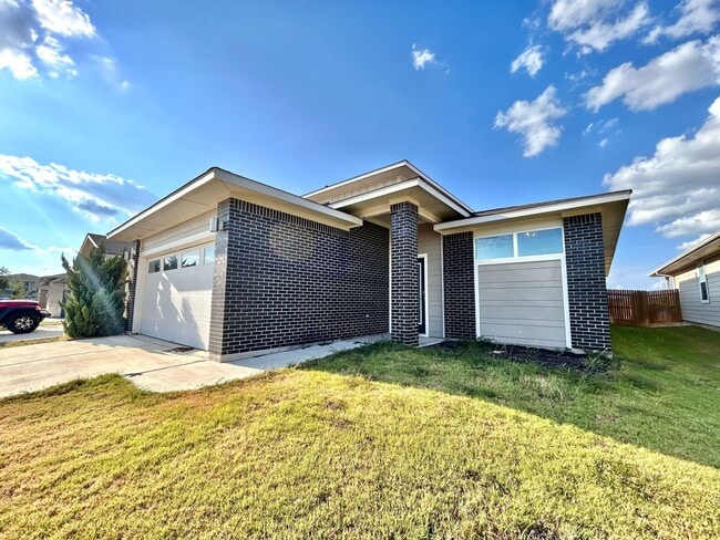 Building Photo - Spacious 4/BR 3/BA Home with Modern Upgrades