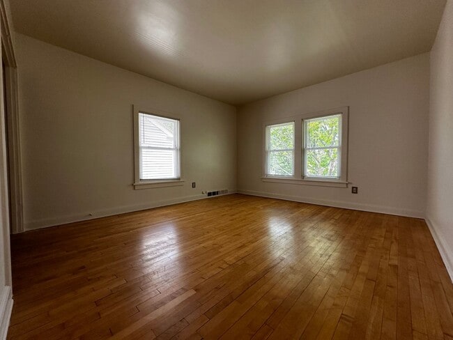 Building Photo - 337 N Maple Ave