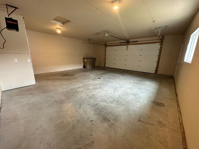 Building Photo - 3 Bedroom Townhome!