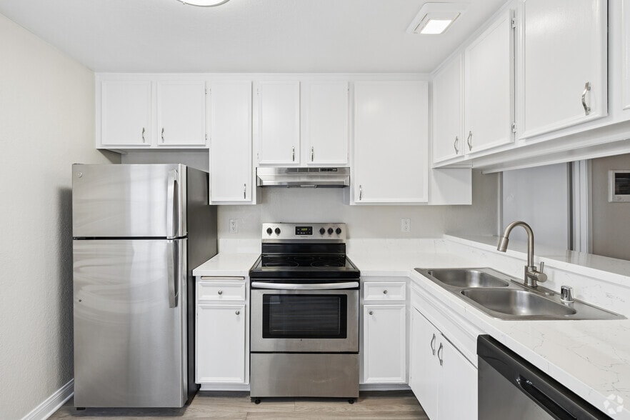 1BR, 1BA - 650SF - Kitchen - Chateau Spring Hill Apartments