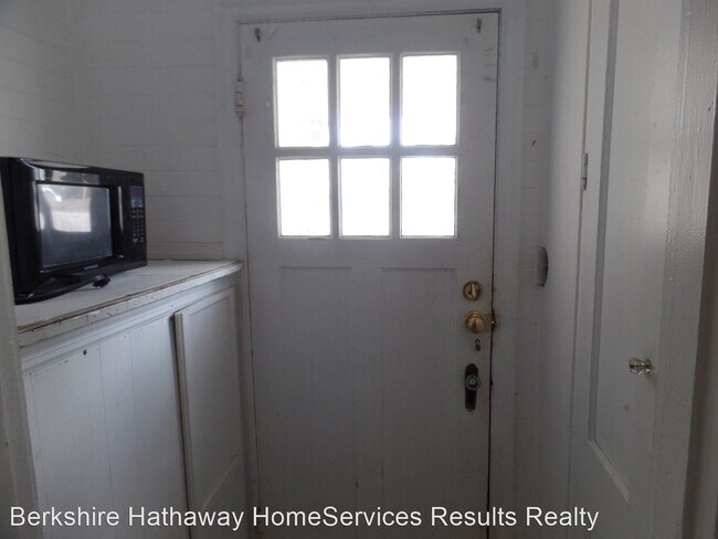 Building Photo - 2 br, 1.5 bath House - 211 E. Kaley Street