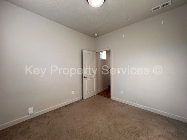 Building Photo - Woodland Townhome Just Minutes from i5