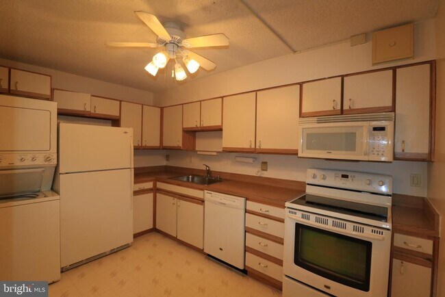 Building Photo - 15107 Interlachen Dr
