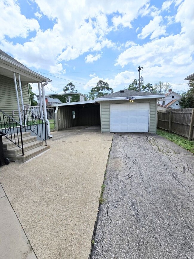 Building Photo - Charming 2-Bedroom Home with Fenced Yard, ...