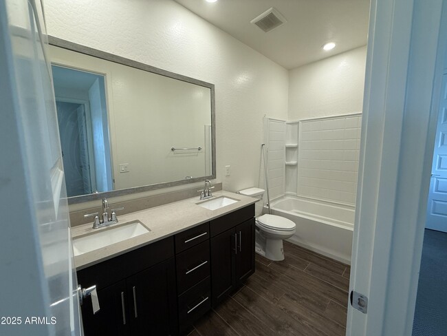 Building Photo - 938 E Danbury Dr