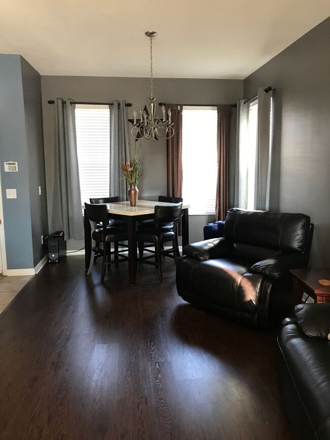 Building Photo - 2 Bedroom 2.5 Bathrooms Luxury Townhome in...