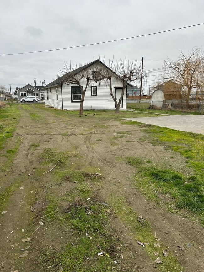 Building Photo - 805 S 5th Ave