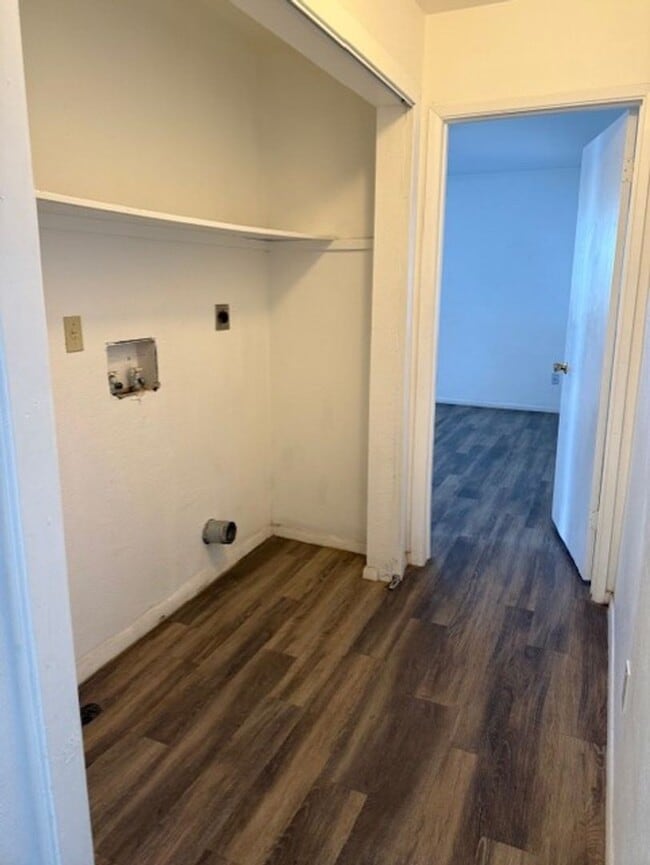 Building Photo - 2 Bedroom 2 Bath Contact Property Pros Pro...