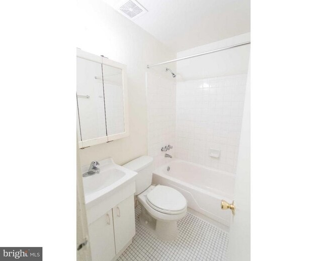 Building Photo - 413 S 11th St