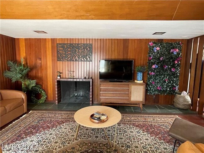 Building Photo - FULLY FURNISHED! & Recently renovated mid-term in downtown - close to arts district