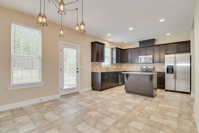 Building Photo - Canterbury Farms - 4 Bed 2.5 Bath