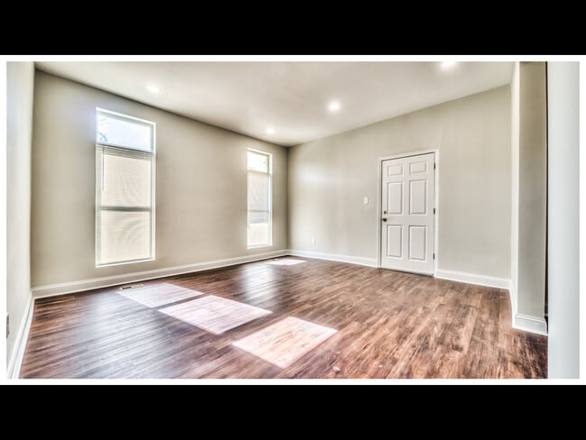 Building Photo - 810 Brooks Ln