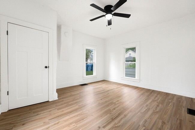 Building Photo - New Listing! 2 bed 1 bath