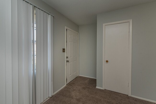 Building Photo - $1,120 - 3 bed/2 bath house in Turpin Hill, with fenced back yard! Section 8 Welcome!