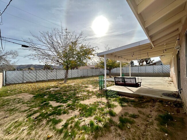 Building Photo - AVAILABLE NOW!! 3 Bedroom 2 Bathroom Home in Yucca Valley!! MOVE IN SPECIAL HALF OFF ONE MONTH'S ...