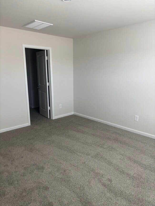 Building Photo - SPacious 3 bedroom 2 1/2 bath home