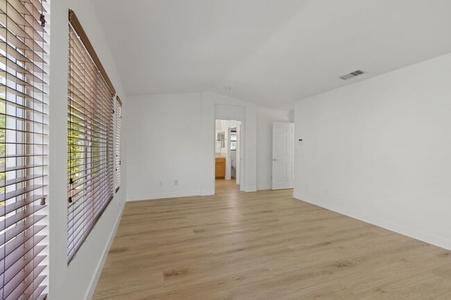 Building Photo - Gorgeous 3BD 2-Story Home in the Sorrento Community in Porter Ranch!