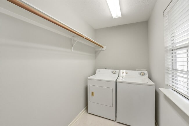 Building Photo - 3231 Stoneydale Ln