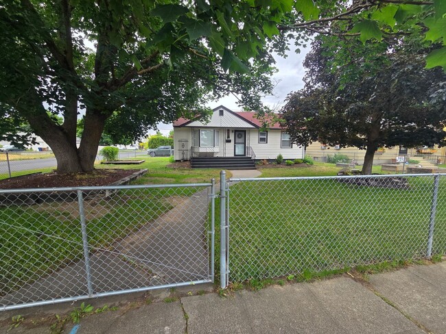 Building Photo - Audubon-Downriver Neighborhood 3+ bedroom, 1 bath corner lot with large, fenced yard