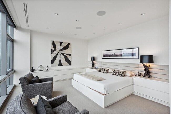 Building Photo - Millennium Tower - 2 bedrooms + den