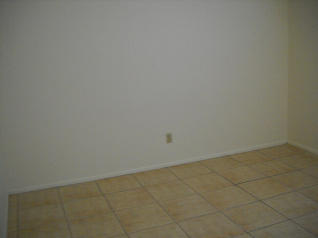 Building Photo - Cute unit in four plex