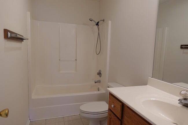 Building Photo - 206 River Oaks Cir