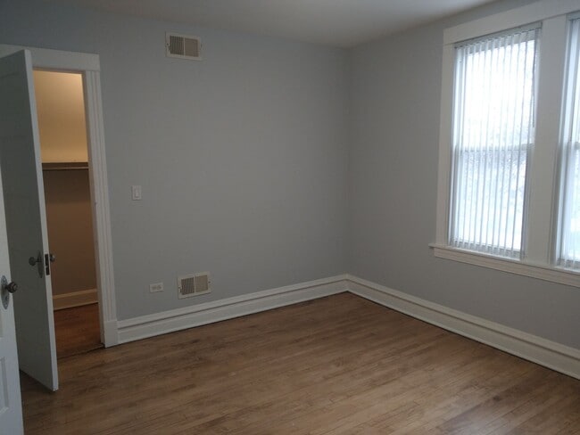 Building Photo - Nice Newly Remodeled 2Br, 1Bth, 2nd Floor -parking included