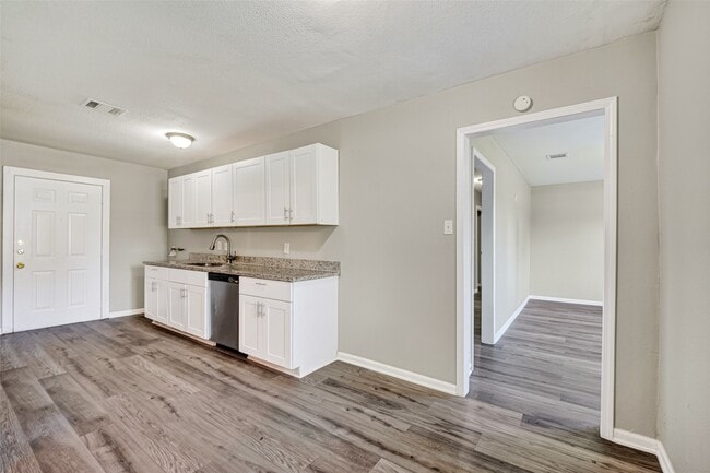Building Photo - 4909 Holloway Dr
