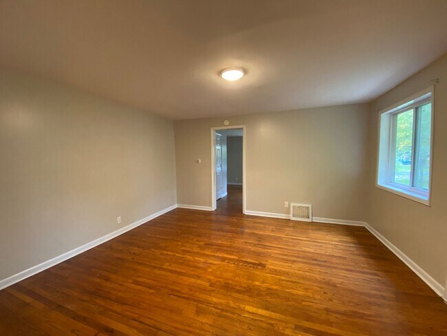 Building Photo - 1316-1318 Baker - Duplex located in the Ea...