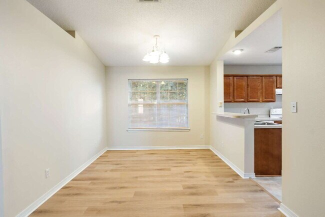 Building Photo - 4 bedroom 2 bathroom home in SW Pensacola ...