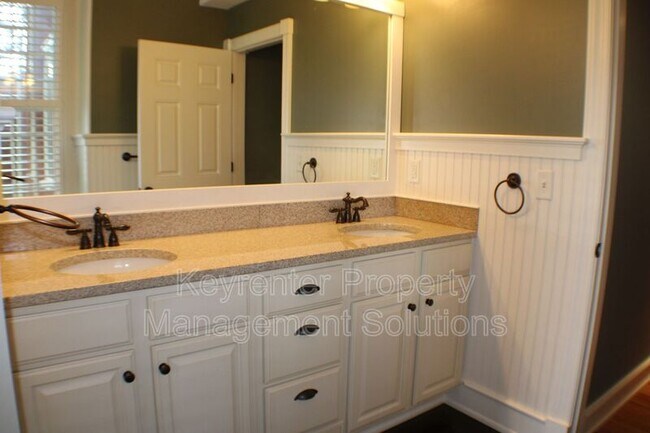 Building Photo - 100 W Village Dr