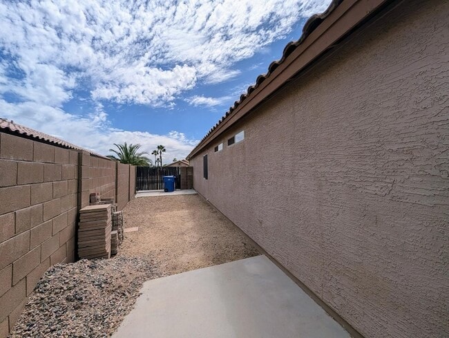 Building Photo - 15746 W Elm St