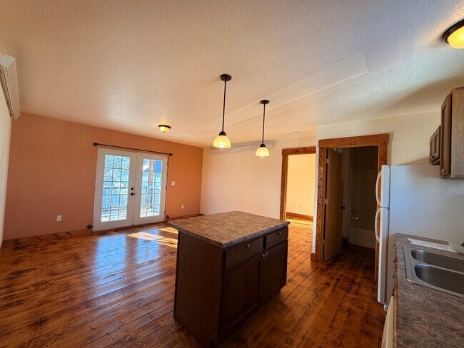 Building Photo - 938 St Joe St