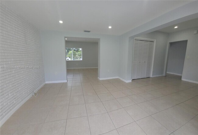 Building Photo - 8839 SW 28th St