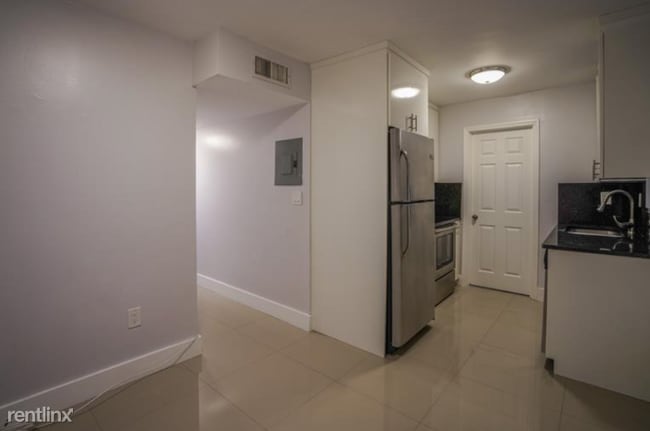 Building Photo - 1986 Biarritz Dr