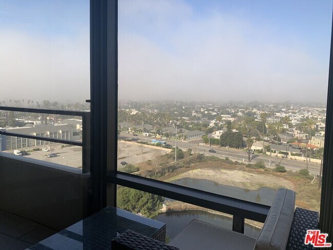 Building Photo - 4265 Marina City Dr