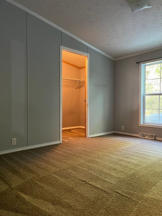 Building Photo - 3 Bedroom Home