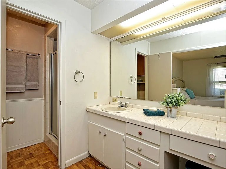 Building Photo - 614 S Groos St