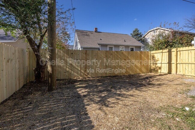 Building Photo - 1012 Debow St